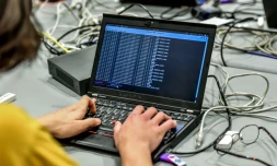 Au c?ur de la diffusion des fausses nouvelles, les algorithmes utilisés par les sites web et les réseaux sociaux mettent trop souvent en avant des informations fausses ou manipulées, avec de lourdes conséquences