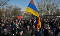 Des partisans de l'opposition, massés devant le parlement, réclament le départ du Premier ministre le 27 février 2021 à Erevan