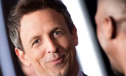 Le maître de la cérémonie des Golden Globes Seth Meyers fait dérouler le tapis rouge en préparation de la cérémonie à Beverly Hills, en Californie, le 4 janvier 2018