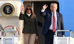 Le président américain Donald Trump et son épouse Melania Trump saluent à leur arrivée à l'aéroport de Prestwick, au sud de Glasgow, le 13 juillet 2018 en Ecosse