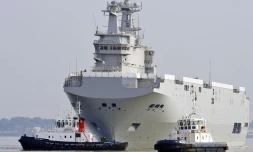 Un navire de guerre Mistral, le 16 mars 2015, dans le port de Saint-Nazaire