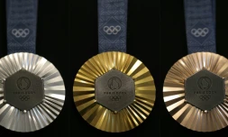 Combinaison de photos prises le 30 janvier 2024 à Paris montrant les médailles (argent, or et bronze, de gauche à droite) des prochains Jeux olympiques de Paris 2024 conçues par la maison française de joaillerie de luxe Chaumet et révélées au public le 8 février 2024.