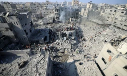 Des gens fouillent les décombres de bâtiments du camp de réfugiés de Bureij détruits par des frappes israéliennes dans la bande de Gaza le 2 novembre 2023