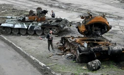 Des chars détruits près de Bouzova, le 10 avril 2022 à l'ouest de Kiev, en Ukraine