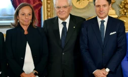 Le président italien Sergio Mattarella, entouré du Premier ministre Giuseppe Conte et de la ministre de l'Intérieur Luciana Lamorgese, lors de la cérémonie de prestation de serment à Rome le 5 septembre 2019