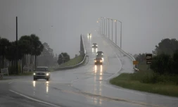 Des automobilistes roulent sous la pluie avant l'arrivée de l'ouragan HélÚne à Port Saint Joe, le 26 septembre 2024 en Floride
