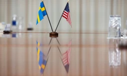 Des drapeaux américain et suédois sont disposés lors d'une rencontre entre les ministres de la Défense des deux pays, le 18 mai 2022 à Arlington aux Etats-Unis