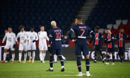 Les attaquants du PSG, le Brésilien Neymar et le Français Kylian Mbappé, aprÚs l'égalisation de Bordeaux, lors de leur match de Ligue 1, le 28 novembre 2020 au Parc des Princes à Paris