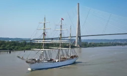 Le trois-mâts norvégien "Stratsraad Lehmkulh" passe le Pont de Normandie, à Honfleur, pour rejoindre Rouen et participer à la 8e édition de l'Armada, le 7 juin 2023