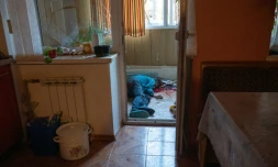 Le corps d'un homme de 38 ans tué par l'explosion d'un missile prÚs de sa maison à Kharkiv le 15 avril 2022