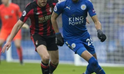 Le milieu de Leicester City Riyad Mahrez (d) à la lutte avec celui de Bournemouth Dan Gosling en Premier League, le 3 mars 2018 à Leicester