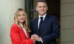 Le président français Emmanuel Macron (d.) accueille la Première ministre italienne Giorgia Meloni avant une réunion au palais de l'Elysée, à Paris, le 17 avril 2026