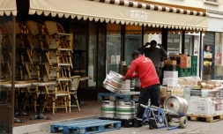Préparatifs à la réouverture des terrasses, à Paris le 17 mai 2021
