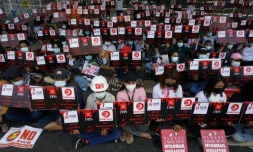 Des manifestants tiennent des pancartes lors d'une manifestation contre le coup d'Etat militaire, à Rangoun, en Birmanie, le 26 février 2021