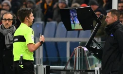 Un arbitrage vidéo à Rome, lors du derby Roma-Lazio, le 18 novembre 2017 au Stadio Olimpico