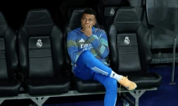 La star du Real Madrid Kylian Mbappé sur le banc, lors du match contre Manchester City en Ligue des champions, le 10 décembre 2025 au stade Bernabeu