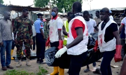 Des personnels de la Croix-Rouge nigériane transportent le corps d'une victime tuée dans une explosion à Maiduguri, le 31 juillet 2015