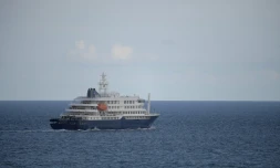 Le MV Hondius prend la mer après avoir quitté le port de Granadilla de Abona, sur l'île espagnole de Tenerife, le 11 mai 2026