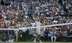 Le Suisse Roger Federer après sa victoire face au Bulgare Grigor Dimitrov à Wimbledon, le 10 juillet 2017