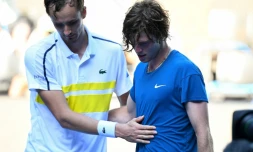 Le Russe Daniil Medvedev serre la main de son compatriote Andrey Rublev qu'il vient de battre en quarts de finale de l'Open d'Australie le 17 février 2021 à Melbourne