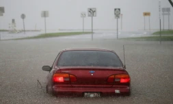 Une voiture partiellement submergée sur l'île principale d'Hawaï alors que l'ouragan Lane se rapproche, le 23 août 2018 