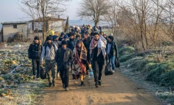 Des migrants se dirigent vers la frontière grecque, depuis Pazarkule, en Turquie d'Europe, le 1er mars 2020.