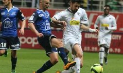 Le milieu de terrain de Troyes Benjamin Nivet (g) face à Angers, le 2 avril 2016 au Stade de l'Aube