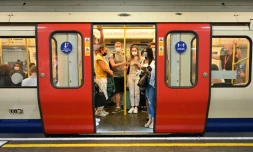 Des passagers portent le masque dans le métro londonien le 14 juillet 2021