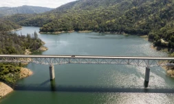 Le pont Enterprise au-dessus du lac Oroville, le 16 avril 2023 en Californie