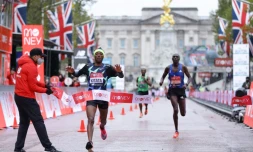 L'Ethiopien Shura Kitata franchit en vainqueur la ligne du marathon de Londres, le 4 octobre 2020