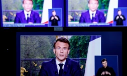 Emmanuel Macron lors d'un discours télévisé à la nation, prononcé depuis l'Elysée à Paris, le 17 avril 2023