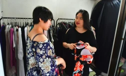Vivian Geeyang Kim (D) et une cliente le 6 août 2016 dans sa boutique de vêtements à Seoul 