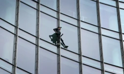 Le grimpeur urbain français Alain Robert, surnommé le "Spiderman français", au cours de son escalade du Skyper, une tour de 42 étages à Francfort, en Allemagne, le 28 septembre 2019
