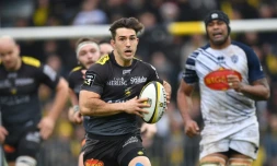 Le centre sud-africain de La Rochelle Paul Jordaan porte le ballon contre Agen en Top 14, le 30 décembre 2017 à La Rochelle