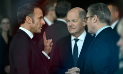 Le président français Emmanuel Macron (à gauche), le chancelier allemand Olaf Scholz (au milieu) et le Premier ministre britannique Keir Starmer, le 18 octobre 2024 à Berlin