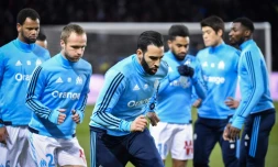 Le défenseur de Marseille, Adil Rami (c), à l'échauffement avant un match de L1 face au PSG, au Parc des Princes, le 25 février 2018