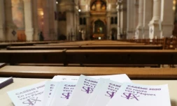 Livrets de Pâques à l'entrée d'une église parisienne le 25 mars 2020