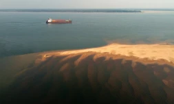 Un porte-conteneurs sur le fleuve Parana dont le niveau en eau est affecté par une sécheresse historique, le 20 août 2021 près de Paso de la Patria, en Argentine