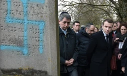 Emmanuel Macron visite le cimetière juif de Quatzenheim (Bas-Rhin) où près de 100 tombes ont été vandalisées, le 19 février 2019