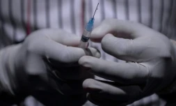 L'éventualité d'une troisième dose de vaccin pour toute la population fait l'objet de vifs débats