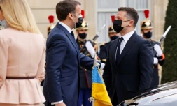 Emmanuel Macron salue le prĂ©sident ukrainien Volodymyr Zelensky Ă son arrivĂ©e Ă l'ĂlysĂ©e Ă Paris, le 16 avril 2021