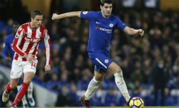 L'attaquant espagnol de Chelsea Alvaro Morata porte le ballon contre Stoke City en Premier League, le 30 décembre 2017 à Londres