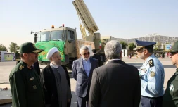 Le président iranien Hassan Rouhani et le ministre de la Défense Hossein Dehghan devant le nouveau missile de défense Bavar 373 le 21 août 2016 à Téhéran