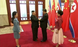 Capture d'écran de la télévision chinoise CCTV du président chinois Xi Jinping (2e d) et de son épouse Peng Liyuan (d), du leader nord-coréen Kim Jong Un (2e g) et de son épouse Ri Sol Ju (g), le 9 janvier 2019 à Pékin