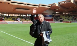 Rolland Courbis, alors entraîneur de Caen, salue la foule depuis le terrain du Stade Louis-II de Monaco, lors du match de Ligue 1 entre le SM Caen et l'AS Monaco, le 31 mars 2019