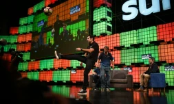 Luis Figo tape dans le ballon, pendant que Ronaldinho Gaucho regarde, le 8 novembre 2016 lors du Web Summit à Lisbonne
