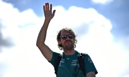m'Allemand Sebastian Vettel, quadruple champion du monde de F1, salue ses supporters à son arrivée sur le circuit de Silverstone le 3 juillet 2022 en Angleterre