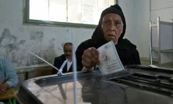Une Egyptienne vote à l'occasion du premier jour de la présidentielle, le 26 mars 2018 à Guizeh, dans la banlieue du Caire