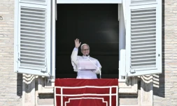 Le pape Léon XIV durant la priÚre de l'Angélus, depuis le palais apostolique sur la place Saint-Pierre, au Vatican, le 11 octobre 2026