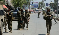 Des forces de sécurité afghanes prennent position après une attaque contre la télévision publique à Jalalabad, le 17 mai 2017